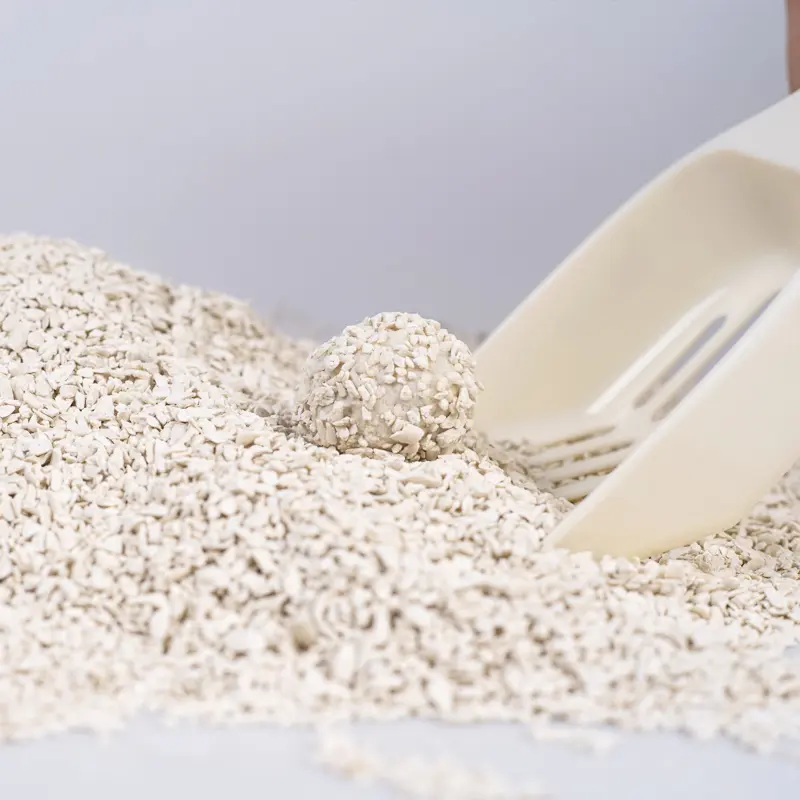 Biodegradable crushed tofu cat litter in Italy